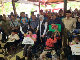 Gubernur Khofifah Salurkan Bansos Rp10,4 Miliar Untuk Warga Tulungagung