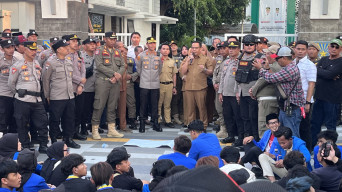 Soroti Pengadaan Mobil Dinas Baru, Mahasiswa di Probolinggo Gelar Unjuk Rasa