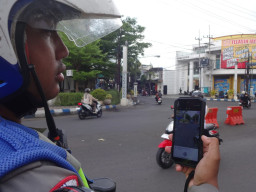 Waspada, Satlantas Polres Tulungagung Mulai Operasikan ETLE Handheld
