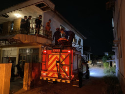 Mendadak Lumpuh, Petugas Damkar Tulungagung Evakuasi Siswa Lewat Balkon