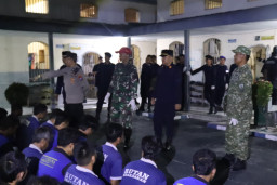 Razia Dadakan Tengah Malam di Rutan Kraksaan, Petugas Sita Benda Ini
