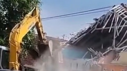 Gagal Bagi Harta Gono-Gini, Rumah di Blitar Dihancurkan