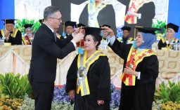 Gubes Unitomo Prof Ully Dorong Batik Tulis Jadi Kekuatan Industri Fashion Dunia