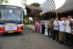 Berangkatkan Jemaah Haji, Plt Bupati Tulungagung Menitip Doa
