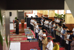 Mbak Vinanda dan Gus Qowim Salat Idul Adha di Balai Kota, Perkuat Kebersamaan