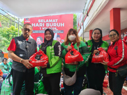 May Day 2026, PDIP Surabaya Bagikan MBG Pada Ojol Perempuan