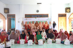 Rangkul Warga Sekitar, DWP UIN KHAS Jember Salurkan Bantuan Jelang Iduladha
