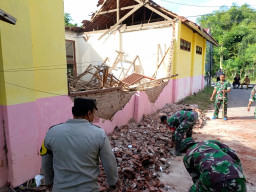 Belum Pernah Direnovasi, Bangunan Ruang Kelas SDN di Tulungagung Ambruk