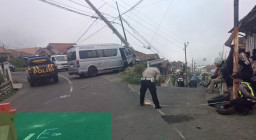 Tabrakan Beruntun di Jalur Bromo, 4 Turis Singapura Dilarikan ke Rumah Sakit