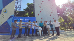 ITS Resmikan Wall Climbing, Dorong Jatim Jadi Lumbung Atlet Panjat Tebing