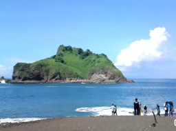 Kakak Beradik Terseret Ombak Pantai Seruni Payangan Jember