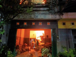 Seorang Lansia Tewas dalam Kebakaran Ruko Sepeda Anak di Simokerto Surabaya