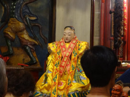 Sambut Ulang Tahun Dewi Mak Co, Patung Dewa di Kelenteng Tulungagung Ganti Jubah
