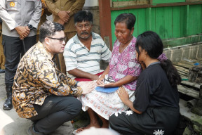 Putus Sekolah karena Rawat Ibu Sakit, Bupati Kediri Beri Beasiswa untuk Bunga