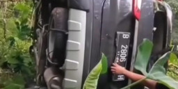 Ngantuk di Jalur Gumitir Jember, Mobil SUV Terjun ke Jurang Sedalam 15 Meter