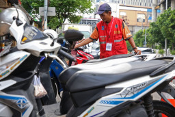 Kini 819 Petugas Parkir di Surabaya Terapkan Pembayaran Non Tunai