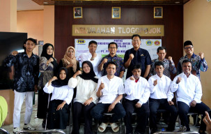 8 Warga Gresik Peroleh Beasiswa Sekolah Kejar Paket B dan C Dalam Program PINTAS