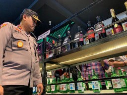 Petugas Gabungan di Tulungagung Razia Toko Penjual Miras
