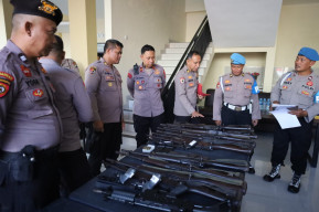 Tim Gabungan Polda Jatim Periksa Senpi Dinas di Polres Tulungagung