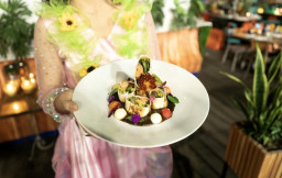Rujak Uleg King Salmon, Inovasi Mewah Excotel di Festival Rujak Uleg 2026
