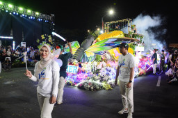 Foto: Parade Bunga dan Spot Light Surabaya Vaganza 2026