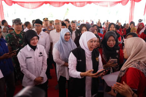 Gubernur Khofifah Bersama Mbak Vinanda Salurkan Bansos Rp1,819 M di Kota Kediri