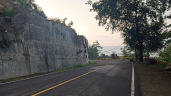 Material Batu Longsor, Jalan Utama Trenggalek-Ponorogo Kembali Ditutup