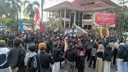 Usung Empat Tuntutan, Mahasiswa Gelar Aksi Unjuk Rasa di Kantor DPRD Jember