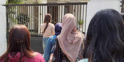 Belasan Korban Dugaan Arisan dan Investasi Bodong Geruduk Rumah Istri Polisi di Kediri