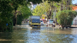 Banjir di Tenggilis Mejoyo dan Panjang Jiwo Permai Surabaya, Banyak Kendaraan Mogok