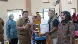 1.104 Warga Begadung Nganjuk Terima Bantuan Pangan, Bulog Pastikan Kualitasnya