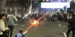Demo Indonesia Sekarat Kepung Grahadi, Massa Soroti MBG Kenaikan Harga BBM