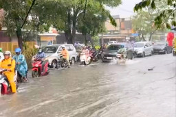 Anomali Cuaca! Masuk Musim Kemarau, Surabaya Malah Dikepung Banjir