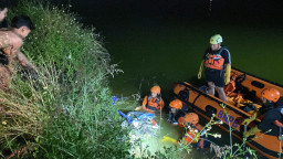 Hilang Kendali, Dua Pemotor Asal Nganjuk Tewas Terjun ke Waduk Kalimati Sidoarjo