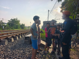 Libur Sekolah, KAI Ingatkan Bahaya Main Layangan dan Selfie di Rel