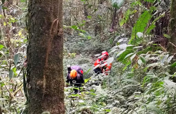 Dua Pendaki Ilegal Semeru Berhasil Dievakuasi, Satu Masih Terjebak di Jurang