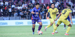 Persik Kediri Lepas Yandi Sofyan dan Irkham Mila