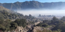 Merawat Tradisi Leluhur, Ribuan Warga Tengger Gelar Yadnya Kasada di Bromo