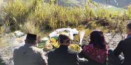 Melihat Tradisi Larung Sesaji Gunung Kelud, Sajikan Hasil Bumi di Kawah