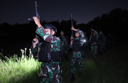 Prajurit Yonif 3 Marinir Asah Ketepatan Menembak Malam di Surabaya