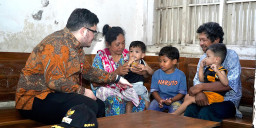 Mas Dhito Berikan Bantuan untuk Menopang Ekonomi Keluarga Nenek Sholikah