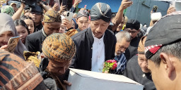 Warga Kandangan Kediri Lestarikan Tradisi Mendhem Golekan di Bulan Suro