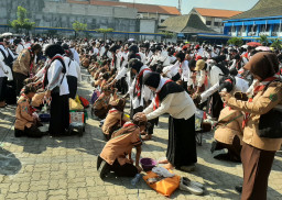 Aksi Basuh Kaki Orang Tua, Pramuka Sukolilo Surabaya Pecahkan Rekor MURI