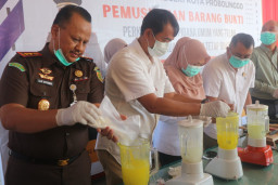 Kejari Kota Probolinggo Musnahkan Barang Bukti Sabu, Sajam dan Bondet