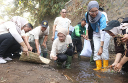 Mbak Vinanda Ajak Warga Pulihkan Kesehatan Sungai Kedak yang Tercemar