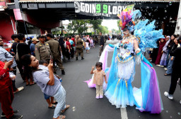 Surabaya Fashion Festival Jadi Magnet, Warga Bebas Foto Bareng Peraga