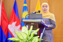 Khofifah Ajak Perkuat Ketahanan Keluarga melalui Kehadiran Ayah