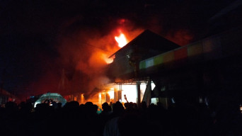 Kebakaran Hebat Landa Pasar Agrobis Babat Lamongan, 10 Stan Pedagang Hangus