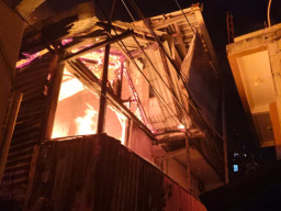 Rumah Dua Lantai di Jagir Wonokromo Surabaya Ludes Terbakar