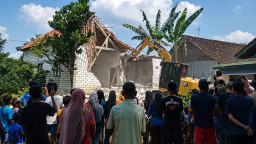 Kecewa Suami Selingkuh, TKW Asal Bojonegoro Ratakan Rumah dengan Alat Berat